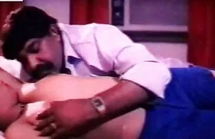 ბრიტანეთის გოგონა sucking მძიმე cock, სექსი ვიდეო სურათი ბიჭი მის მუხლებზე გამოქვაბულში.