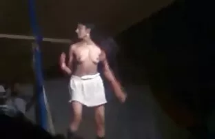ორი გოგონა შოუ მუშტებით ტიტველი გოგო
