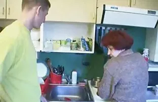 ორი ბებო, grannies და coed უნდა ქირავდება.