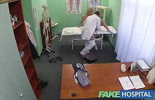 ფულზე, შავი სექსუალურად მოწიფული ტიტველი